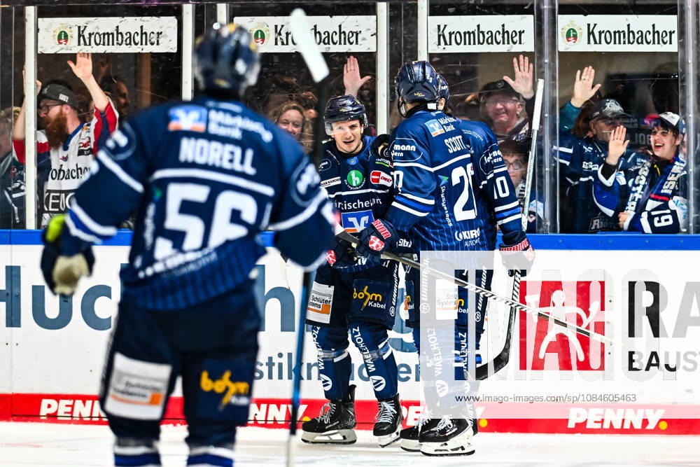 Torjubel, Jubel, Freude bei Torschütze Christian Thomas (Iserlohn Roosters, 27) Tyler Boland (Iserlohn Roosters, 10) Justin Scott (Iserlohn Roosters, 20) Robin Norell (Iserlohn Roosters, 56), GER, Iserlohn Roosters vs. Koeler Haie, Eishockey, Penny-DEL, 9. Spieltag, Spielzeit 2026 2027, 16.10.2026, GER, Iserlohn Roosters vs. Koeler Haie, Eishockey, Penny-DEL, 9. Spieltag, Spielzeit 2026 2027, 16.10.2026 Iserlohn