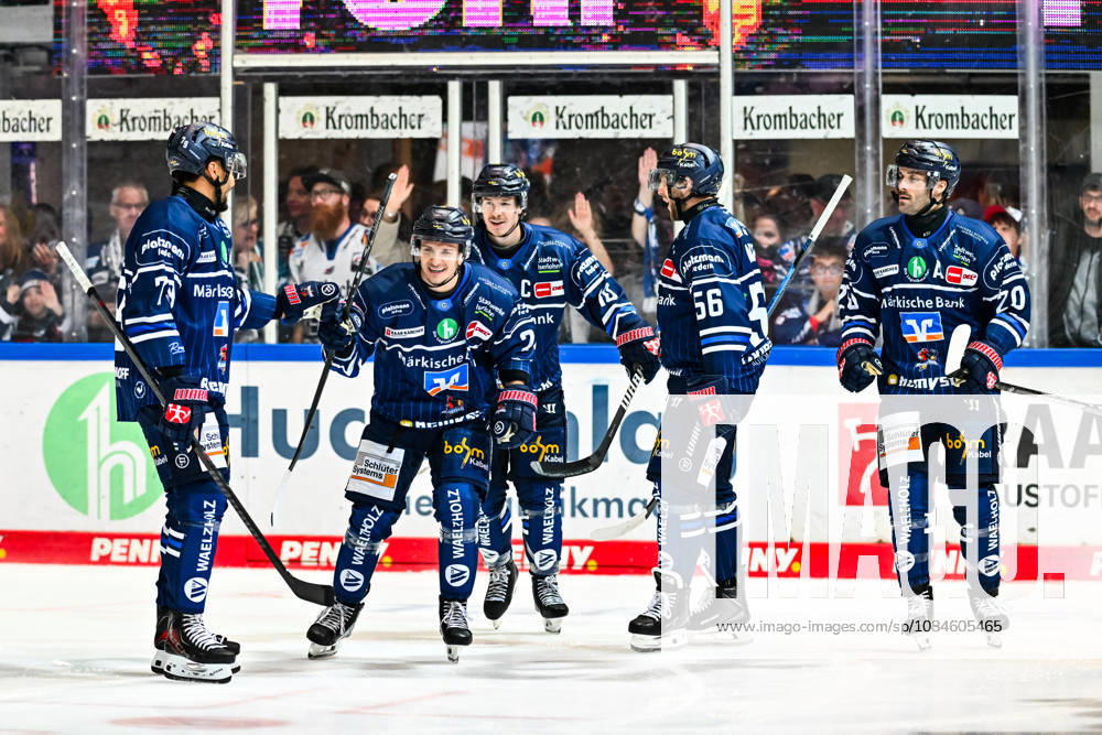 Torjubel, Jubel, Freude bei Torschütze Christian Thomas (Iserlohn Roosters, 27) Tyler Boland (Iserlohn Roosters, 10) Justin Scott (Iserlohn Roosters, 20) Robin Norell (Iserlohn Roosters, 56) Colin Ugbekile (Iserlohn Roosters, 79), GER, Iserlohn Roosters vs. Koeler Haie, Eishockey, Penny-DEL, 9. Spieltag, Spielzeit 2026 2027, 16.10.2026, GER, Iserlohn Roosters vs. Koeler Haie, Eishockey, Penny-DEL, 9. Spieltag, Spielzeit 2026 2027, 16.10.2026 Iserlohn