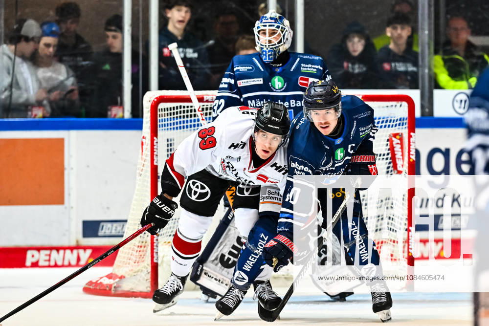 Hendrik Hane (Iserlohn Roosters, 32) Tyler Boland (Iserlohn Roosters, 10) Gregor MacLeod (Kölner Haie, 89), GER, Iserlohn Roosters vs. Koeler Haie, Eishockey, Penny-DEL, 9. Spieltag, Spielzeit 2026 2027, 16.10.2026, GER, Iserlohn Roosters vs. Koeler Haie, Eishockey, Penny-DEL, 9. Spieltag, Spielzeit 2026 2027, 16.10.2026 Iserlohn