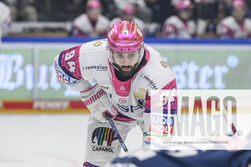 Im Bild v.l.: Liam Kirk (Eisbären Berlin 94), lauert auf den Puck, GER, Berlin, Eishockey, DEL 1, Eisbaeren Berlin vs EHC Red Bull Muenchen, in der Uber Arena, 16.10.2026,