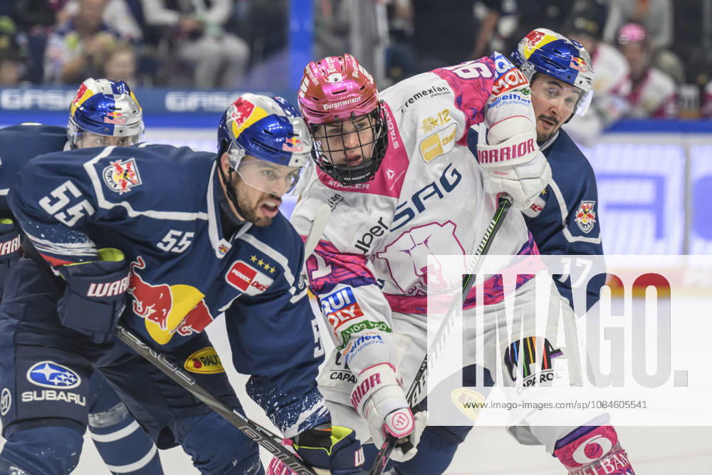 Im Bild v.l.: Beim Bully - Fabio Wagner (EHC Red Bull Muenchen 55), Tobias Krestan (Eisbären Berlin 91), Taro Hirose (EHC Red Bull Muenchen 17), Zweikampf, Action, Kampf, kaempft um den Puck, GER, Berlin, Eishockey, DEL 1, Eisbaeren Berlin vs EHC Red Bull Muenchen, in der Uber Arena, 16.10.2026,