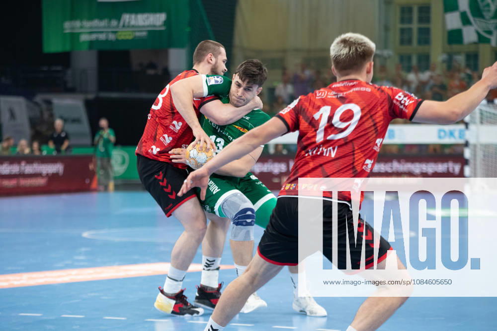 Handball, HBL2: SC DHfK Leipzig - ASV Hamm-Westfalen; 16.10.2026 Matej Klima (13, SC DHfK Leipzig) wird von Jann Keno Jacobs (43, ASV Hamm-Westfalen) gepackt. Handball, 2. Bundesliga, Saison 2026 2027, 8. Spieltag: SC DHfK Leipzig vs. ASV Hamm-Westfalen am 16.10.2026 in der Quarterback Immobilien Arena Leipzig.