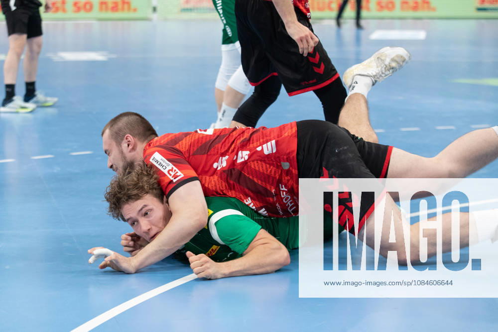 Handball, HBL2: SC DHfK Leipzig - ASV Hamm-Westfalen; 16.10.2026 Tom Koschek (76, SC DHfK Leipzig) von Jann Keno Jacobs (43, ASV Hamm-Westfalen) zu Boden gebracht. Handball, 2. Bundesliga, Saison 2026 2027, 8. Spieltag: SC DHfK Leipzig vs. ASV Hamm-Westfalen am 16.10.2026 in der Quarterback Immobilien Arena Leipzig.