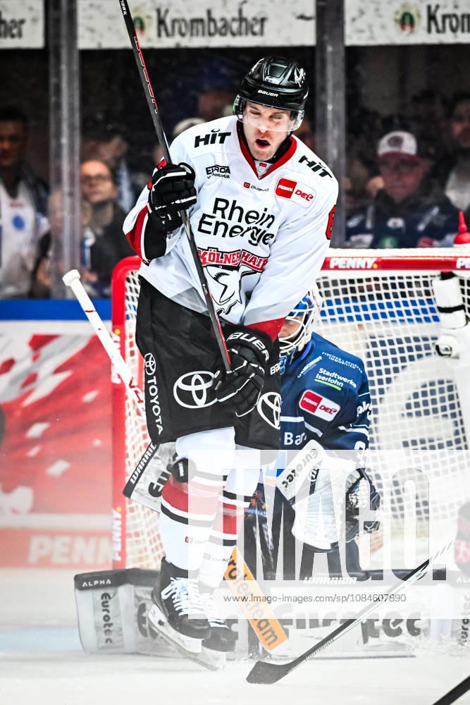 Valtreri Kemiläinen (Kölner Haie, 13) Hendrik Hane (Iserlohn Roosters, 32), GER, Iserlohn Roosters vs. Koeler Haie, Eishockey, Penny-DEL, 9. Spieltag, Spielzeit 2026 2027, 16.10.2026, GER, Iserlohn Roosters vs. Koeler Haie, Eishockey, Penny-DEL, 9. Spieltag, Spielzeit 2026 2027, 16.10.2026 Iserlohn