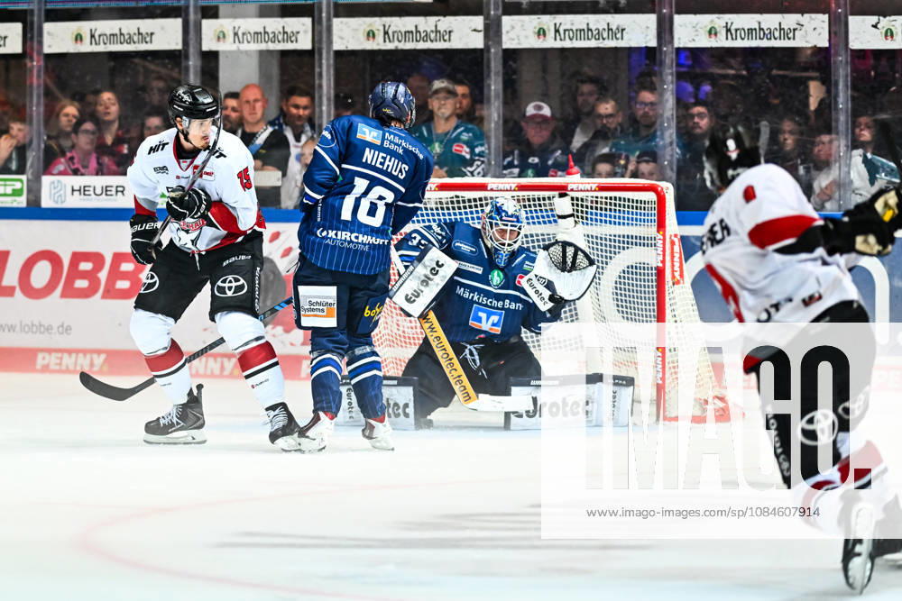 Torjubel, Jubel, Freude bei Torschütze Maximilian Kammerer (Kölner Haie, 9) gegem Hendrik Hane (Iserlohn Roosters, 32) Lua Niehus (Iserlohn Roosters, 18), GER, Iserlohn Roosters vs. Koeler Haie, Eishockey, Penny-DEL, 9. Spieltag, Spielzeit 2026 2027, 16.10.2026, GER, Iserlohn Roosters vs. Koeler Haie, Eishockey, Penny-DEL, 9. Spieltag, Spielzeit 2026 2027, 16.10.2026 Iserlohn