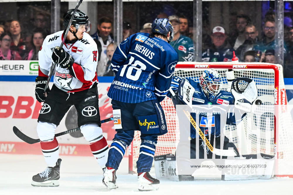 Torjubel, Jubel, Freude bei Torschütze Maximilian Kammerer (Kölner Haie, 9) gegem Hendrik Hane (Iserlohn Roosters, 32) Lua Niehus (Iserlohn Roosters, 18), GER, Iserlohn Roosters vs. Koeler Haie, Eishockey, Penny-DEL, 9. Spieltag, Spielzeit 2026 2027, 16.10.2026, GER, Iserlohn Roosters vs. Koeler Haie, Eishockey, Penny-DEL, 9. Spieltag, Spielzeit 2026 2027, 16.10.2026 Iserlohn