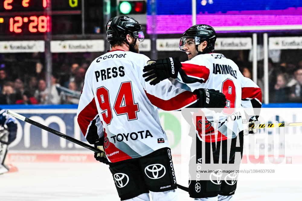 Torjubel, Jubel, Freude bei Torschütze Maximilian Kammerer (Kölner Haie, 9) Robin Press (Kölner Haie, 94), GER, Iserlohn Roosters vs. Koeler Haie, Eishockey, Penny-DEL, 9. Spieltag, Spielzeit 2026 2027, 16.10.2026, GER, Iserlohn Roosters vs. Koeler Haie, Eishockey, Penny-DEL, 9. Spieltag, Spielzeit 2026 2027, 16.10.2026 Iserlohn