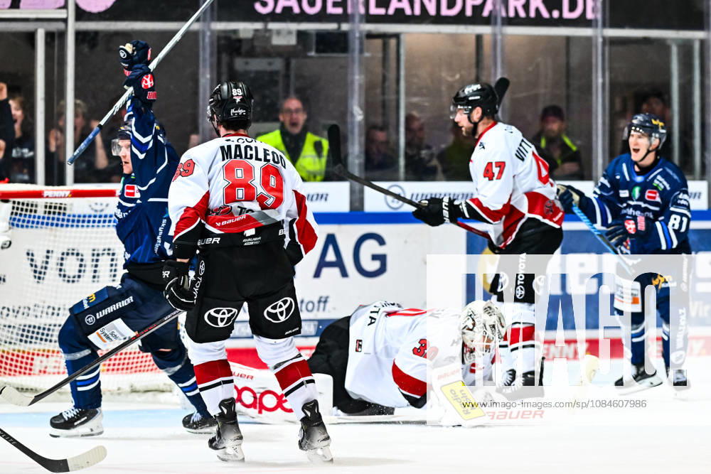 Torjubel, Jubel, Freude bei Torschütze Emil Johansson (Iserlohn Roosters, 57) Gregor MacLeod (Kölner Haie, 89) Janne Juvonen (Kölner Haie, 30), GER, Iserlohn Roosters vs. Koeler Haie, Eishockey, Penny-DEL, 9. Spieltag, Spielzeit 2026 2027, 16.10.2026, GER, Iserlohn Roosters vs. Koeler Haie, Eishockey, Penny-DEL, 9. Spieltag, Spielzeit 2026 2027, 16.10.2026 Iserlohn