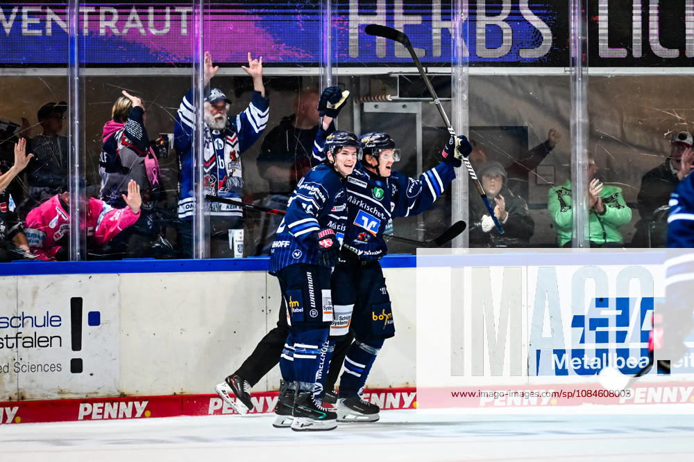Torjubel, Jubel, Freude bei Torschütze Emil Johansson (Iserlohn Roosters, 57) Johannes Krauss (Iserlohn Roosters, 16), GER, Iserlohn Roosters vs. Koeler Haie, Eishockey, Penny-DEL, 9. Spieltag, Spielzeit 2026 2027, 16.10.2026, GER, Iserlohn Roosters vs. Koeler Haie, Eishockey, Penny-DEL, 9. Spieltag, Spielzeit 2026 2027, 16.10.2026 Iserlohn