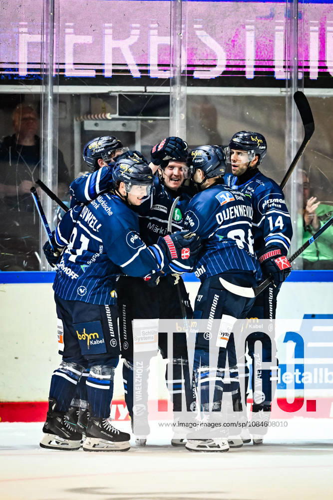 Torjubel, Jubel, Freude bei Torschütze Emil Johansson (Iserlohn Roosters, 57) Johannes Krauss (Iserlohn Roosters, 16) Cole Maier (Iserlohn Roosters, 14) Peter Quennville (Iserlohn Roosters, 89), GER, Iserlohn Roosters vs. Koeler Haie, Eishockey, Penny-DEL, 9. Spieltag, Spielzeit 2026 2027, 16.10.2026, GER, Iserlohn Roosters vs. Koeler Haie, Eishockey, Penny-DEL, 9. Spieltag, Spielzeit 2026 2027, 16.10.2026 Iserlohn