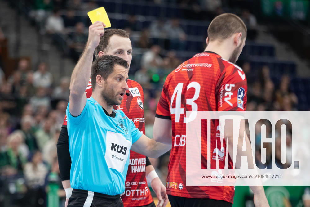 Handball, HBL2: SC DHfK Leipzig - ASV Hamm-Westfalen; 16.10.2026 Schiedsrichter Mirko Krag zeigt die Gelbe Karte, Verwarnung. Handball, 2. Bundesliga, Saison 2026 2027, 8. Spieltag: SC DHfK Leipzig vs. ASV Hamm-Westfalen am 16.10.2026 in der Quarterback Immobilien Arena Leipzig.