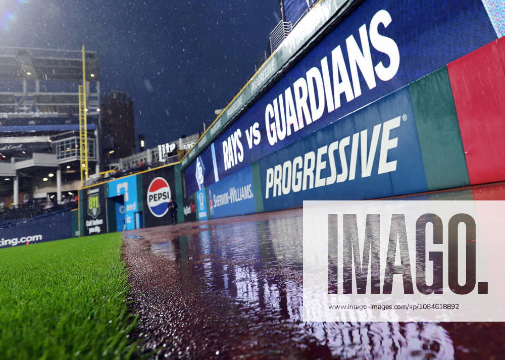 Water pools on the outfield as a heavy rain falls before the start of game four of the MLB, Baseball Herren, USA American League Championship Series between the Tampa Bay Rays and the Cleveland Guardians at Progressive Field in Cleveland, Ohio, on Friday, October 16, 2026. The 8pm ET start of the game has been delayed due to the weather. CLE20261016705 AARONxJOSEFCZYK