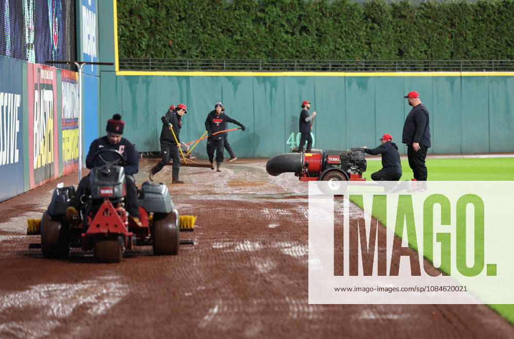 The groundskeeping crew attempts to dry off the warning track in the outfield after heavy rains fell before the start of game four of the MLB, Baseball Herren, USA American League Championship Series between the Tampa Bay Rays and the Cleveland Guardians at Progressive Field in Cleveland, Ohio, on Friday, October 16, 2026. The 8pm ET start of the game has been delayed due to the weather. CLE20261016707 AARONxJOSEFCZYK