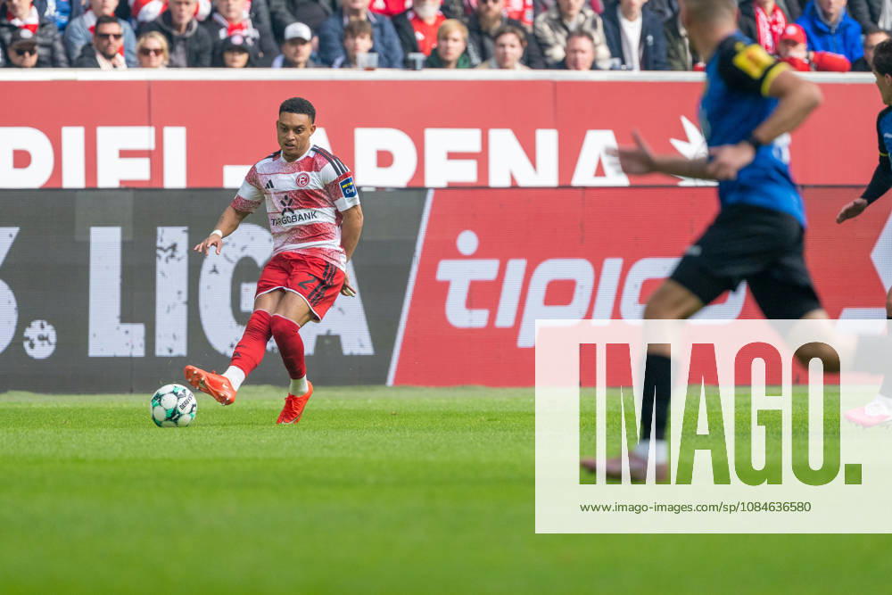 Steven van der Sloot (Fortuna Düsseldorf, 02) mit eienm Pass Fortuna Duesseldorf vs. 1.FC Saarbruecken, Fussball, 3.Liga, 10.Spieltag, Saison 2026 27, 17.10.2026, DFL REGULATIONS PROHIBIT ANY USE OF PHOTOGRAPHS AS IMAGE SEQUENCES AND OR QUASI-VIDEO, Fortuna Duesseldorf vs. 1.FC Saarbruecken, Fussball, 3.Liga, 10.Spieltag, Saison 2026 27, 17.10.2026 Düsseldorf