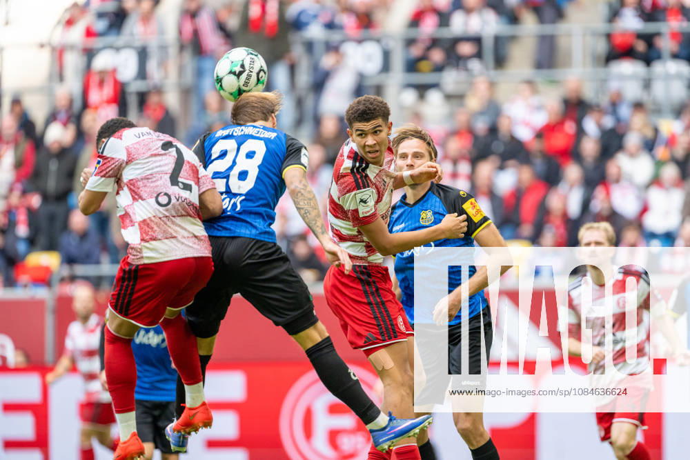 Steven van der Sloot (Fortuna Düsseldorf, 02) im Zweikampf mit Niko Bretschneider (1.FC Saarbrücken, 28) der den Ball klaert, Jordi Paulina (Fortuna Düsseldorf, 27), Daniel Gleiber (1.FC Saarbrücken, 05) Fortuna Duesseldorf vs. 1.FC Saarbruecken, Fussball, 3.Liga, 10.Spieltag, Saison 2026 27, 17.10.2026, DFL REGULATIONS PROHIBIT ANY USE OF PHOTOGRAPHS AS IMAGE SEQUENCES AND OR QUASI-VIDEO, Fortuna Duesseldorf vs. 1.FC Saarbruecken, Fussball, 3.Liga, 10.Spieltag, Saison 2026 27, 17.10.2026 Düsseldorf