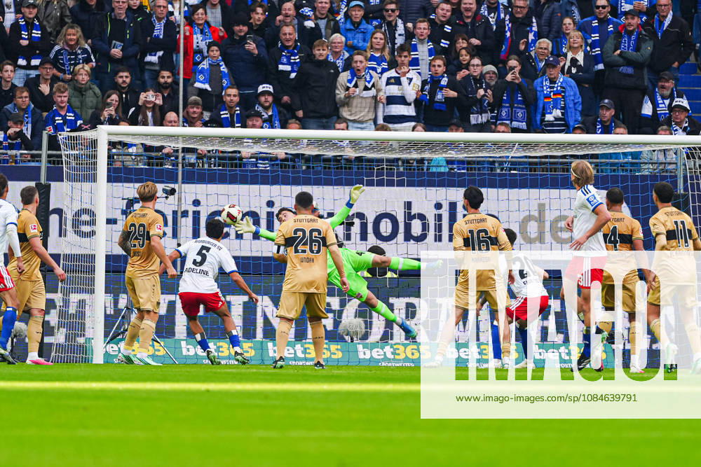 Dennis Siemen (VfB Stuttgart, 41) haelt Torschuss Torchance Fabio Vieira (Hamburger SV, 20) GER, Hamburger SV vs. VfB Stuttgart, Fußball, 1. Bundesliga, Spieltag 06, Saison 2026 2027, 17.10.2026 DFL REGULATIONS PROHIBIT ANY USE OF PHOTOGRAPHS AS IMAGE SEQUENCES AND OR QUASI-VIDEO GER, Hamburger SV vs. VfB Stuttgart, Fußball, 1. Bundesliga, Spieltag 06, Saison 2026 2027, 17.10.2026 Hamburg