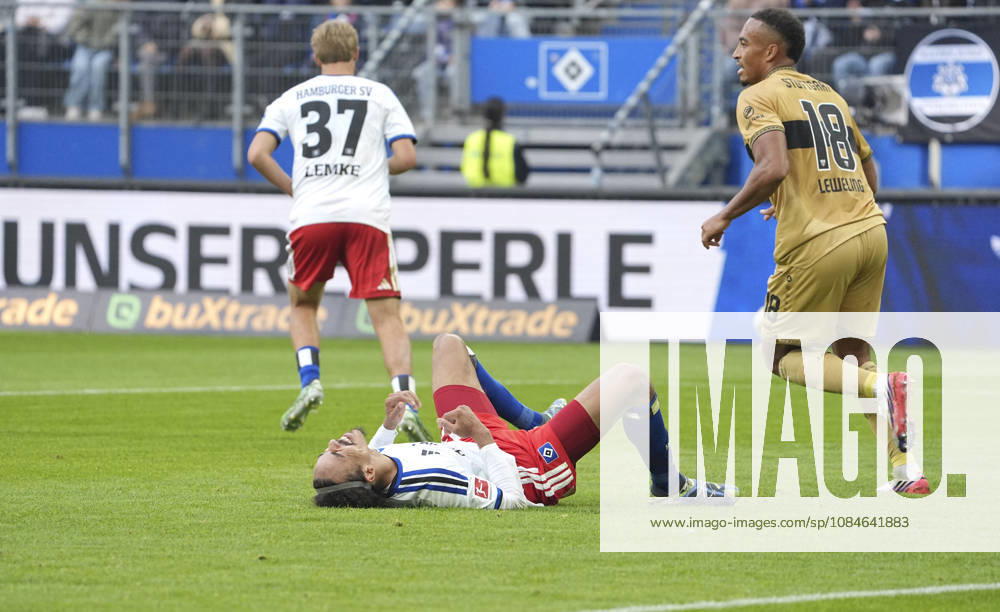 Foto : am Boden zerstört nach verpasster Torschance zum 1-0 ist Yussuf POULSEN ( HSV ) Fussball Bundesliga , 6. Spieltag am Sa. 17.10.2026 Hamburger SV - VfB Stuttgart