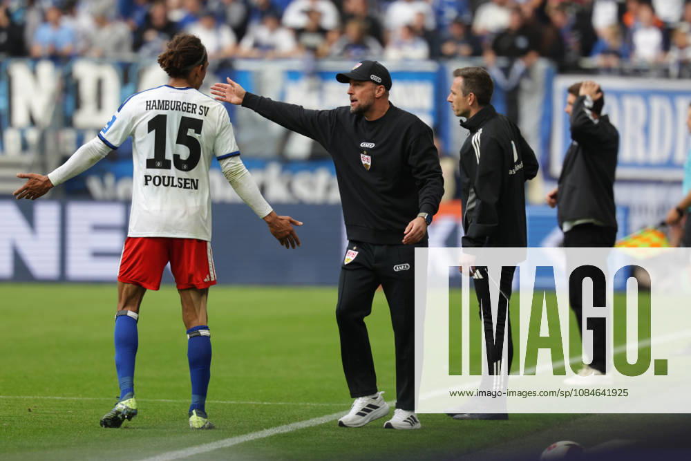 2026.10.17 Fussball 1. Bundesliga Hamburger Sportverein - VfB Stuttgart v.l. Yussuf Poulsen (Hamburger SV, 15), Trainer Sebastian Hoeness (VfB Stuttgart) gibt Anweisungen, gestikuliert, mit den Armen gestikulieren, gives instructions, gesticulate (DFL DFB regulations prohibit any use of photographs as image sequences and or quasi-video.