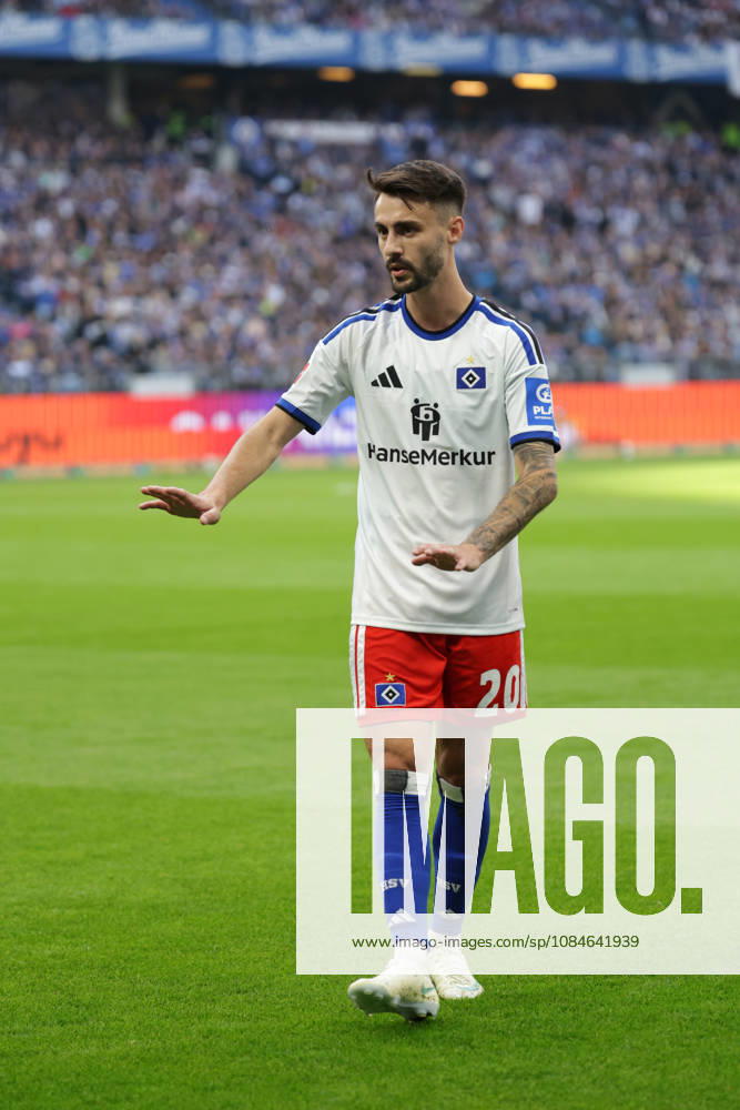 2026.10.17 Fussball 1. Bundesliga Hamburger Sportverein - VfB Stuttgart v.l. Fabio Daniel Ferreira Vieira (Hamburger SV, 20) gibt Anweisungen, gestikuliert, mit den Armen gestikulieren, gives instructions, gesticulate (DFL DFB regulations prohibit any use of photographs as image sequences and or quasi-video.