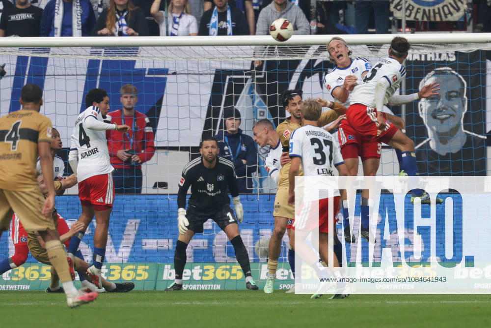 2026.10.17 Fussball 1. Bundesliga Hamburger Sportverein - VfB Stuttgart v.l. David Moeller Wolfe ( Hamburger SV, 3) koepft den Ball (DFL DFB regulations prohibit any use of photographs as image sequences and or quasi-video.