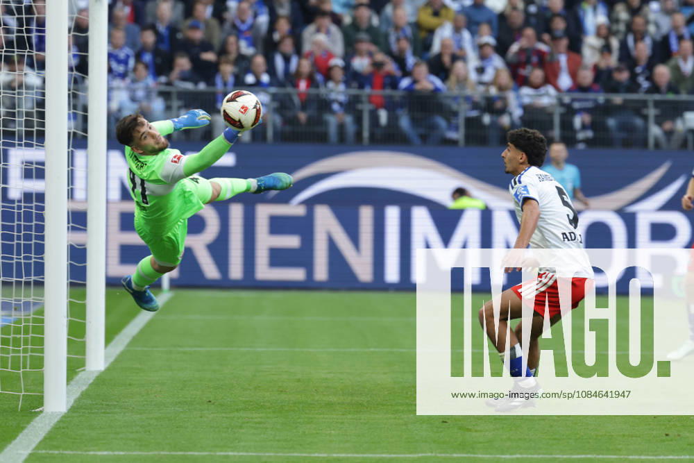2026.10.17 Fussball 1. Bundesliga Hamburger Sportverein - VfB Stuttgart v.l. Torwart Dennis Seimen (VfB Stuttgart, 41) waert den Ball ab, Martin Adeline (Hamburger SV, 5) (DFL DFB regulations prohibit any use of photographs as image sequences and or quasi-video.