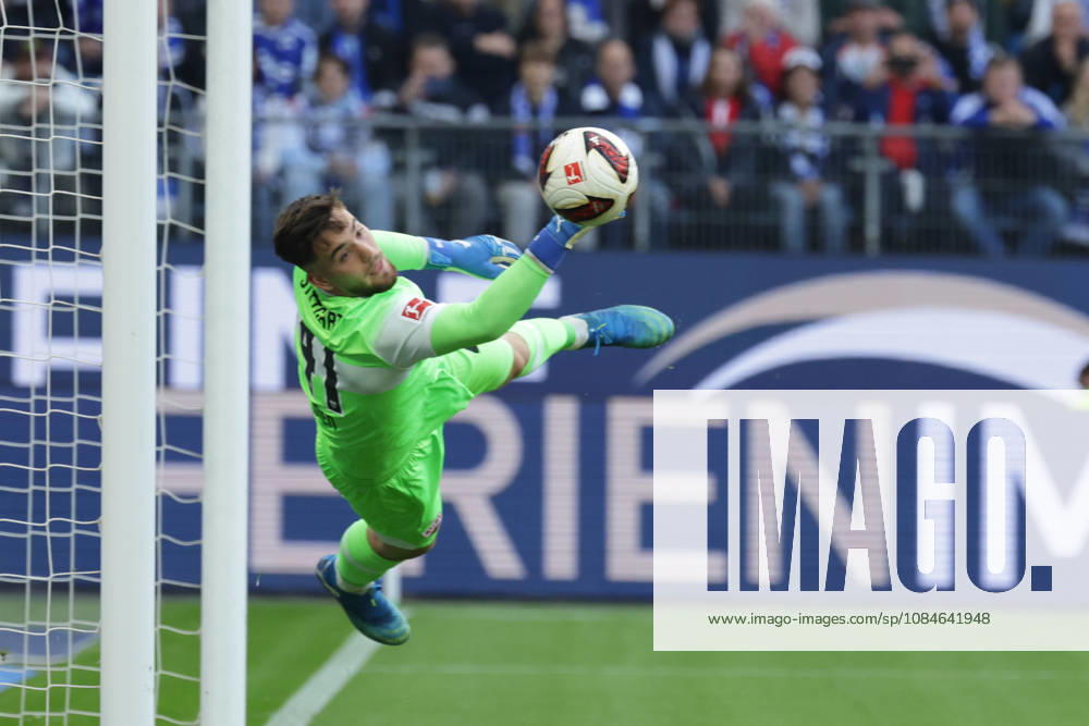2026.10.17 Fussball 1. Bundesliga Hamburger Sportverein - VfB Stuttgart v.l. Torwart Dennis Seimen (VfB Stuttgart, 41) waert den Ball ab (DFL DFB regulations prohibit any use of photographs as image sequences and or quasi-video.