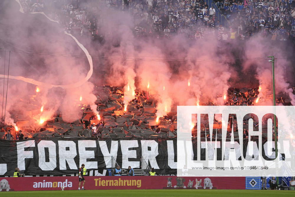 Foto : die Fans des HSV zünden vor dem Anpfiff ein paar Bengalos Fussball Bundesliga , 6. Spieltag am Sa. 17.10.2026 Hamburger SV - VfB Stuttgart