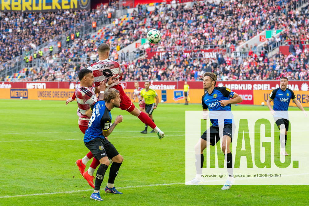 Steven van der Sloot (Fortuna Düsseldorf, 02), Niko Bretschneider (1.FC Saarbrücken, 28), 09f05 koepft den Ball in die Mitte, Siemen Voet (1.FC Saarbrücken, 04) Fortuna Duesseldorf vs. 1.FC Saarbruecken, Fussball, 3.Liga, 10.Spieltag, Saison 2026 27, 17.10.2026, DFL REGULATIONS PROHIBIT ANY USE OF PHOTOGRAPHS AS IMAGE SEQUENCES AND OR QUASI-VIDEO, Fortuna Duesseldorf vs. 1.FC Saarbruecken, Fussball, 3.Liga, 10.Spieltag, Saison 2026 27, 17.10.2026 Düsseldorf