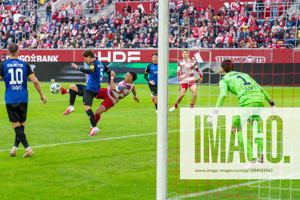 Steven van der Sloot (Fortuna Düsseldorf, 02) mit einem Schuss im fallen gegen Daniel Gleiber (1.FC Saarbrücken, 05), Matteo Bignetti (1.FC Saarbrücken, 01) Fortuna Duesseldorf vs. 1.FC Saarbruecken, Fussball, 3.Liga, 10.Spieltag, Saison 2026 27, 17.10.2026, DFL REGULATIONS PROHIBIT ANY USE OF PHOTOGRAPHS AS IMAGE SEQUENCES AND OR QUASI-VIDEO, Fortuna Duesseldorf vs. 1.FC Saarbruecken, Fussball, 3.Liga, 10.Spieltag, Saison 2026 27, 17.10.2026 Düsseldorf