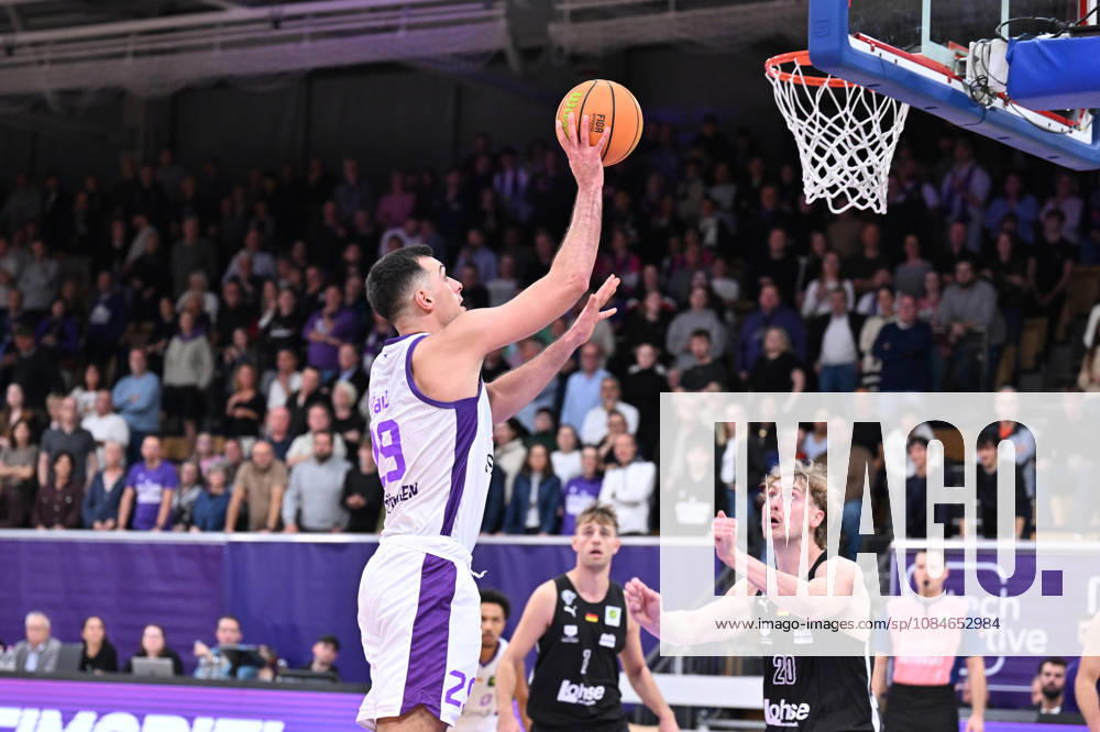 BG Göttingen - Nürnberg Falcons 17.10.2026, Göttingen: Basketball; 2. Bundesliga, ProA, BG Göttingen - Nürnberg Falcons, 5. Spieltag, Sparkassen-Arena. Omar Pajic (BG Göttingen) zieht zum Korb. Göttingen Niedersachsen Deutschland