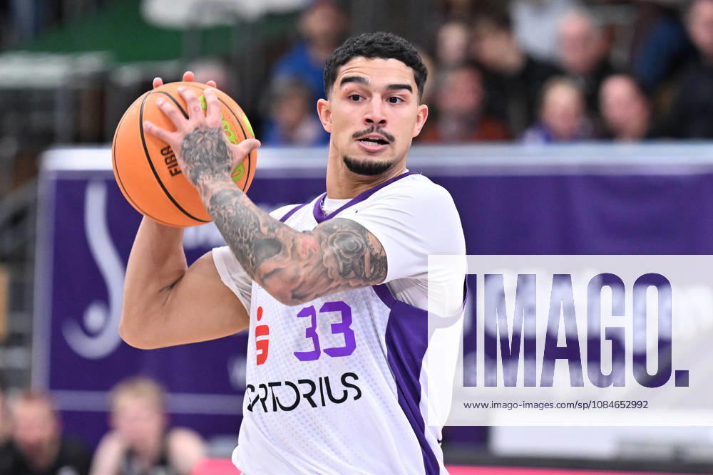 BG Göttingen - Nürnberg Falcons 17.10.2026, Göttingen: Basketball; 2. Bundesliga, ProA, BG Göttingen - Nürnberg Falcons, 5. Spieltag, Sparkassen-Arena. Tai Bibbs (BG Göttingen) passt. Göttingen Niedersachsen Deutschland