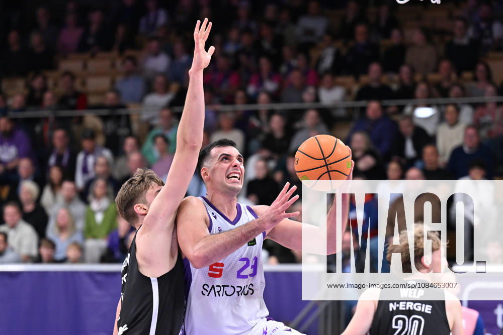 BG Göttingen - Nürnberg Falcons 17.10.2026, Göttingen: Basketball; 2. Bundesliga, ProA, BG Göttingen - Nürnberg Falcons, 5. Spieltag, Sparkassen-Arena. : Omar Pajic (BG Göttingen) zieht zum Korb. Göttingen Niedersachsen Deutschland