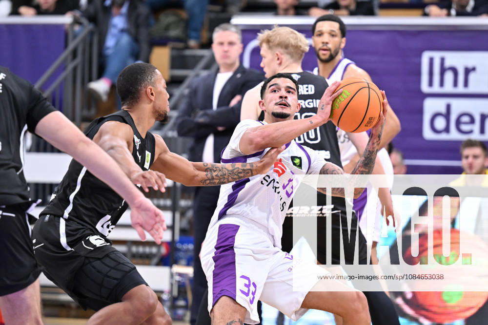 BG Göttingen - Nürnberg Falcons 17.10.2026, Göttingen: Basketball; 2. Bundesliga, ProA, BG Göttingen - Nürnberg Falcons, 5. Spieltag, Sparkassen-Arena. Tai Bibbs (BG Göttingen) zieht zum Korb. Göttingen Niedersachsen Deutschland