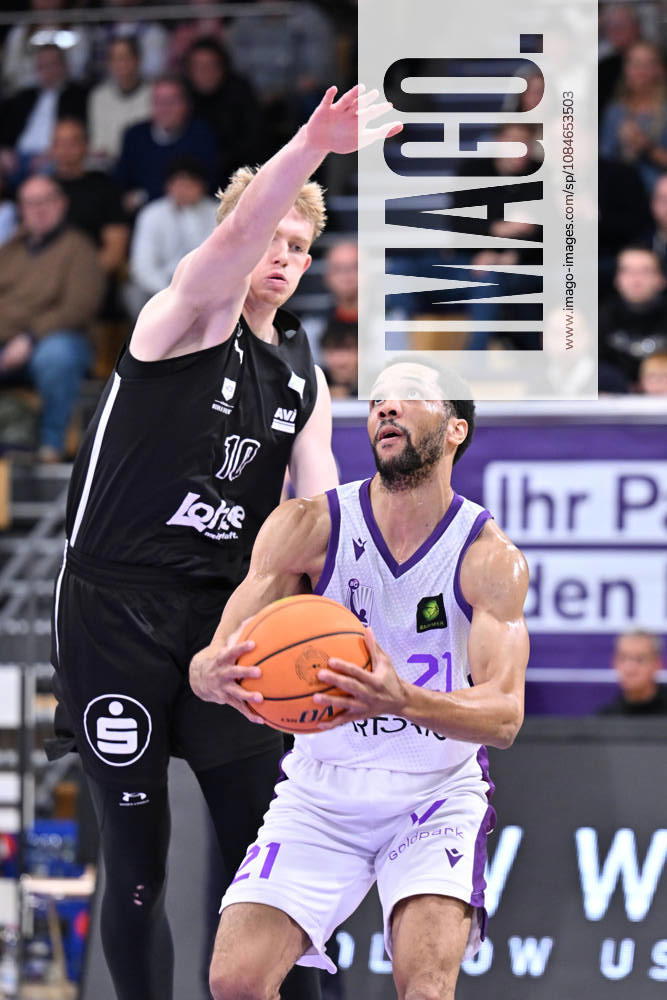 BG Göttingen - Nürnberg Falcons 17.10.2026, Göttingen: Basketball; 2. Bundesliga, ProA, BG Göttingen - Nürnberg Falcons, 5. Spieltag, Sparkassen-Arena. : Zach Jackson (r, BG Göttingen) kämpft mit Ty Allred (l, Nürnberg Falcons) um den Ball. Göttingen Niedersachsen Deutschland