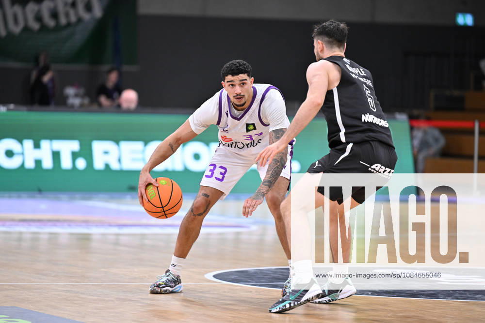 BG Göttingen - Nürnberg Falcons 17.10.2026, Göttingen: Basketball; 2. Bundesliga, ProA, BG Göttingen - Nürnberg Falcons, 5. Spieltag, Sparkassen-Arena. : Tai Bibbs (l, BG Göttingen) dribbelt gegen den verteidigenden Tim Köpple (r, Nürnberg Falcons). Göttingen Niedersachsen Deutschland