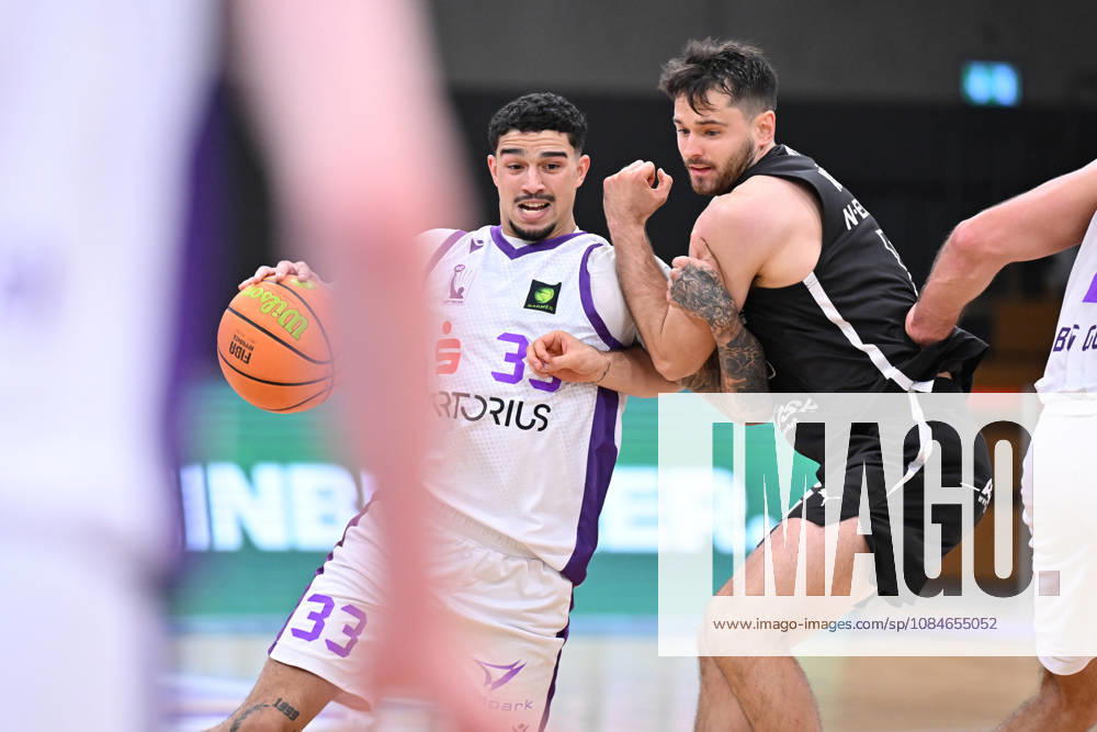 BG Göttingen - Nürnberg Falcons 17.10.2026, Göttingen: Basketball; 2. Bundesliga, ProA, BG Göttingen - Nürnberg Falcons, 5. Spieltag, Sparkassen-Arena. : Tai Bibbs (l, BG Göttingen) kämpft mit Tim Köpple (r, Nürnberg Falcons) um den Ball. Göttingen Niedersachsen Deutschland