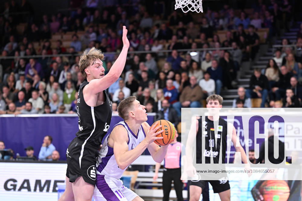 BG Göttingen - Nürnberg Falcons 17.10.2026, Göttingen: Basketball; 2. Bundesliga, ProA, BG Göttingen - Nürnberg Falcons, 5. Spieltag, Sparkassen-Arena. Robin Lodders (BG Göttingen) zieht zum Korb. Göttingen Niedersachsen Deutschland