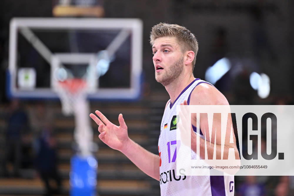 BG Göttingen - Nürnberg Falcons 17.10.2026, Göttingen: Basketball; 2. Bundesliga, ProA, BG Göttingen - Nürnberg Falcons, 5. Spieltag, Sparkassen-Arena. Mathis Mönninghoff (BG Göttingen) spricht. Göttingen Niedersachsen Deutschland