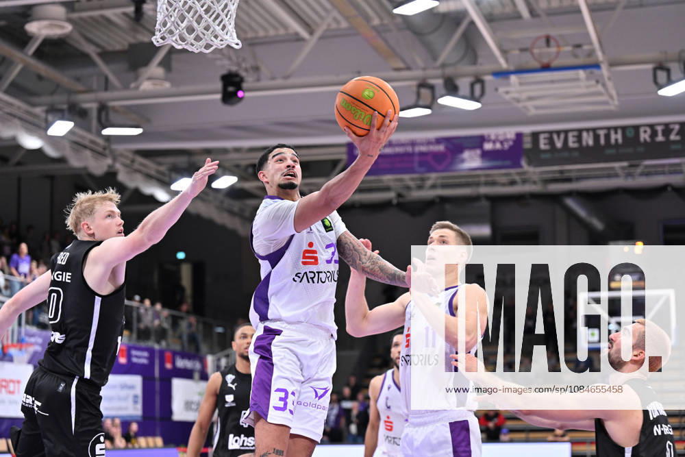 BG Göttingen - Nürnberg Falcons 17.10.2026, Göttingen: Basketball; 2. Bundesliga, ProA, BG Göttingen - Nürnberg Falcons, 5. Spieltag, Sparkassen-Arena. Tai Bibbs (M, BG Göttingen) zieht zum Korb. Göttingen Niedersachsen Deutschland