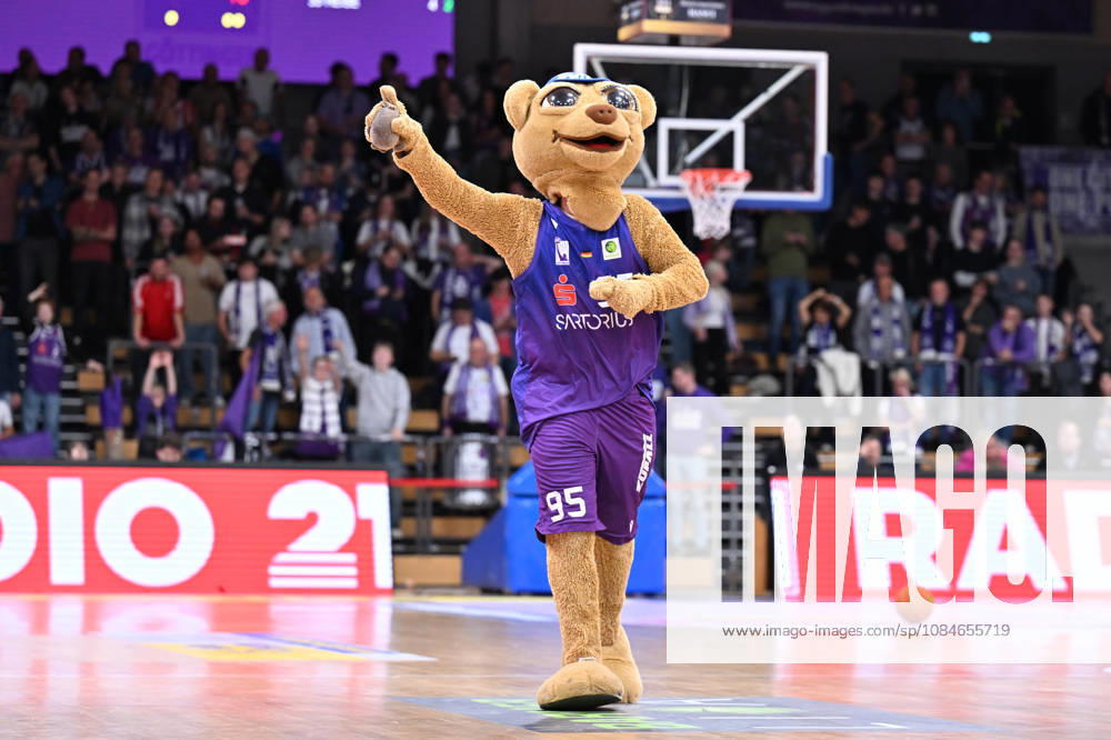BG Göttingen - Nürnberg Falcons 17.10.2026, Göttingen: Basketball; 2. Bundesliga, ProA, BG Göttingen - Nürnberg Falcons, 5. Spieltag, Sparkassen-Arena Ein Maskottchen ist auf dem Spielfeld. Göttingen Niedersachsen Deutschland