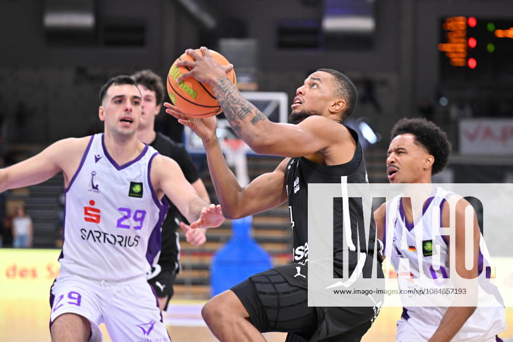 BG Göttingen - Nürnberg Falcons 17.10.2026, Göttingen: Basketball; 2. Bundesliga, ProA, BG Göttingen - Nürnberg Falcons, 5. Spieltag, Sparkassen-Arena. Xavier Bell (Nürnberg Falcons) zieht zum Korb. Göttingen Niedersachsen Deutschland