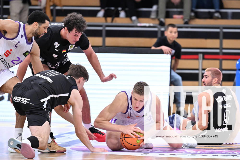 BG Göttingen - Nürnberg Falcons 17.10.2026, Göttingen: Basketball; 2. Bundesliga, ProA, BG Göttingen - Nürnberg Falcons, 5. Spieltag, Sparkassen-Arena. Robin Lodders (BG Göttingen) kämpft am Boden um den Ball. Göttingen Niedersachsen Deutschland