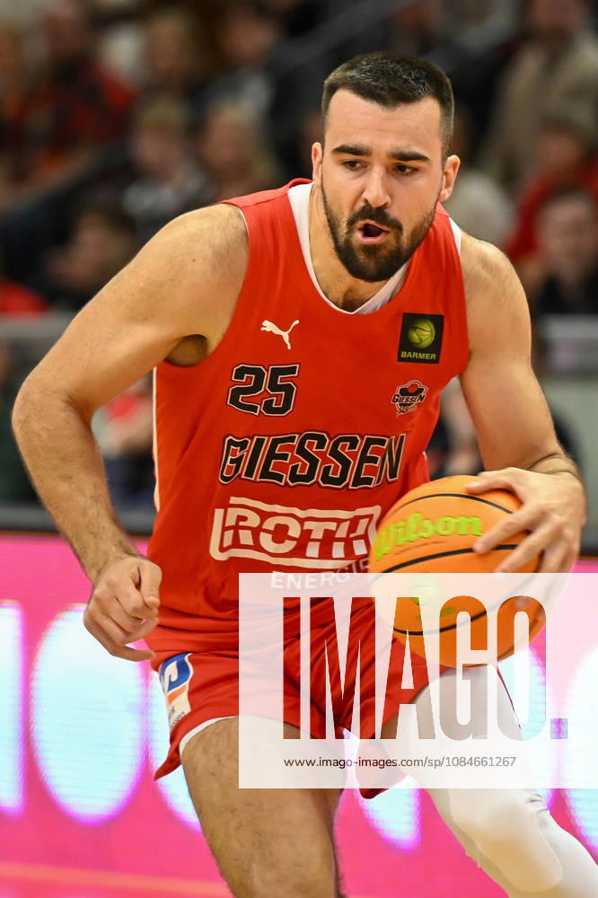 Viktor Kovacevic Barmer 2. Basketball Bundesliga, Pro A, 5. Spieltag, 46ers, Basketball Saison 2026 2027, BBL, Deutschland, Gießen 46ers RheinStars Köln, Gießen in rot, Herren, Männer, Köln in schwarz