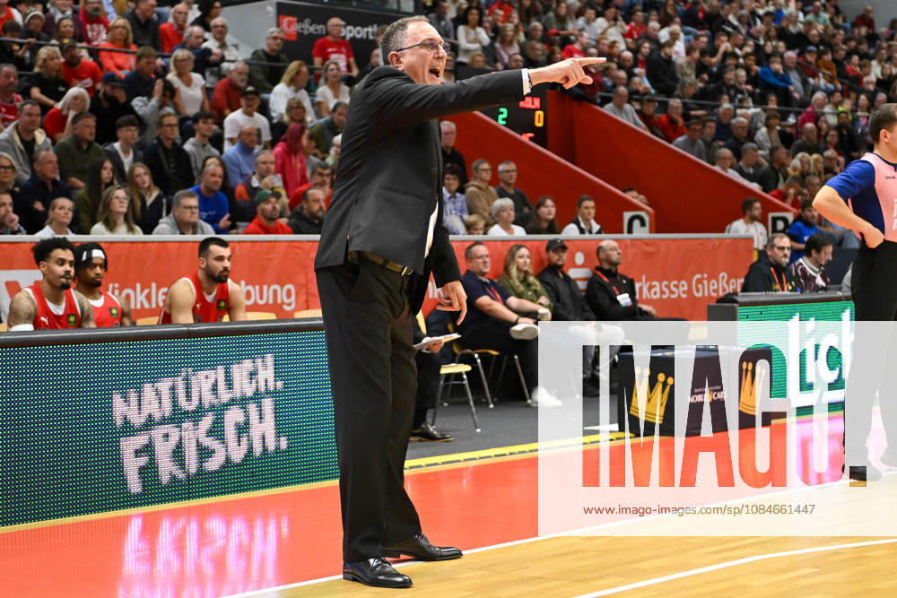 Branislav Ignjatovic Barmer 2. Basketball Bundesliga, Pro A, 5. Spieltag, 46ers, Basketball Saison 2026 2027, BBL, Deutschland, Gießen 46ers RheinStars Köln, Gießen in rot, Herren, Männer, Köln in schwarz