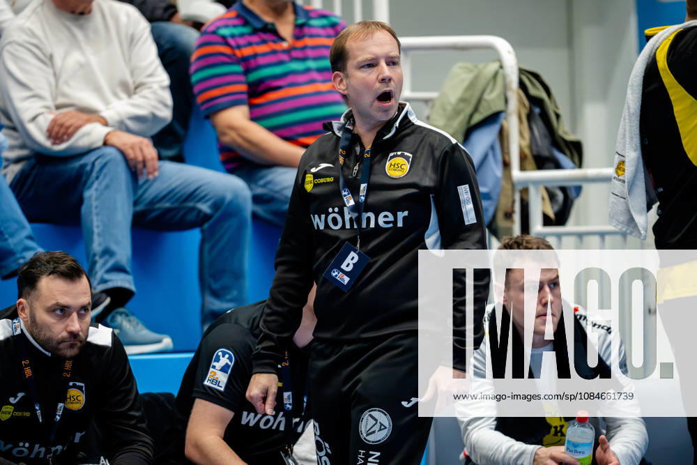 Dormagen, 17.10.2026, Handball, Herren, 2. Bundesliga, 8. Spieltag, 2026 2027: TSV Bayer Dormagen HSC 2000 Coburg Jan Gorr (Trainer HSC 2000 Coburg) ruft seinen Spielern zu Dormagen TSV Bayer Sportcenter NRW Germany