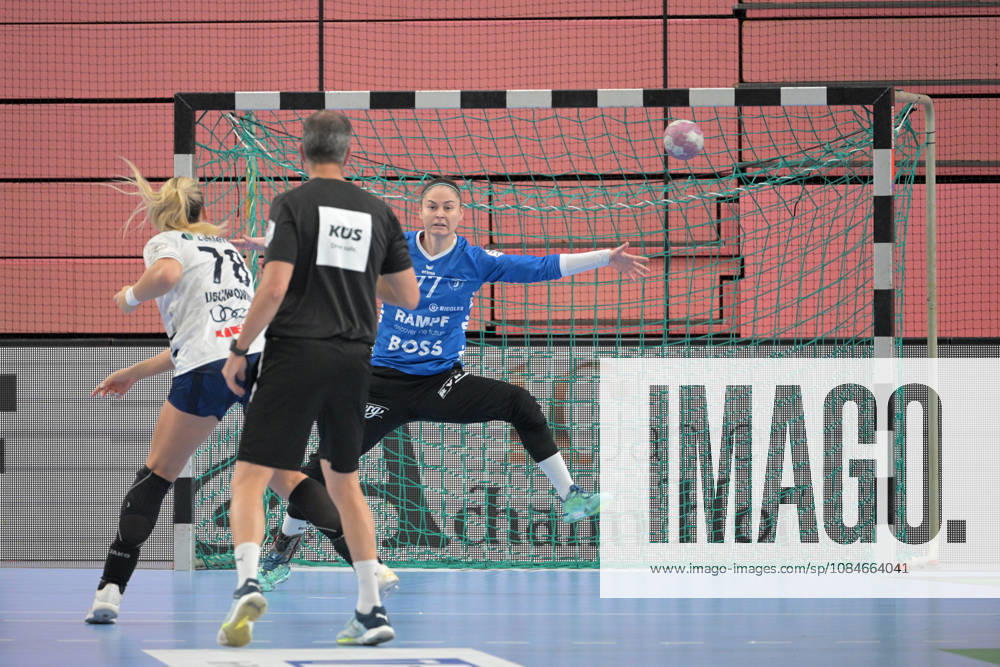 Sara Suba (TusSies Metzingen, 77) im Tor im Zweikampf beim 7 Meter mit Paulina Uscinowicz Union Neckarsulm, 78) TusSies Metzingen vs. Sport-Union Neckarsulm , Handball, Alsco HBF, 06.Ligaspieltag, Saison 2026 2027, 17.10.2026 TusSies Metzingen vs. Sport-Union Neckarsulm , Handball, Alsco HBF, 06.Ligaspieltag, Saison 2026 2027, 17.10.2026 Tuebingen