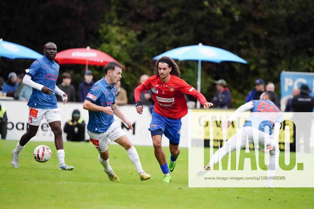 Cham Schweiz. Fussball Herren Saison 2026-2027 Schweizer Cup 2.Hauptrunde SC Cham - FC Sion 0:2 Bild ; Josias Lukembila und Nias Hefti FC Sion gegen Marin Wiskemann FC Cham Re. Aktion