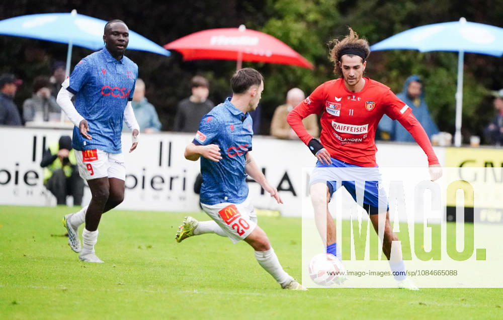 Cham Schweiz. Fussball Herren Saison 2026-2027 Schweizer Cup 2.Hauptrunde SC Cham - FC Sion 0:2 Bild ; Josias Lukembila und Nias Hefti FC Sion gegen Marin Wiskemann FC Cham Re. Aktion