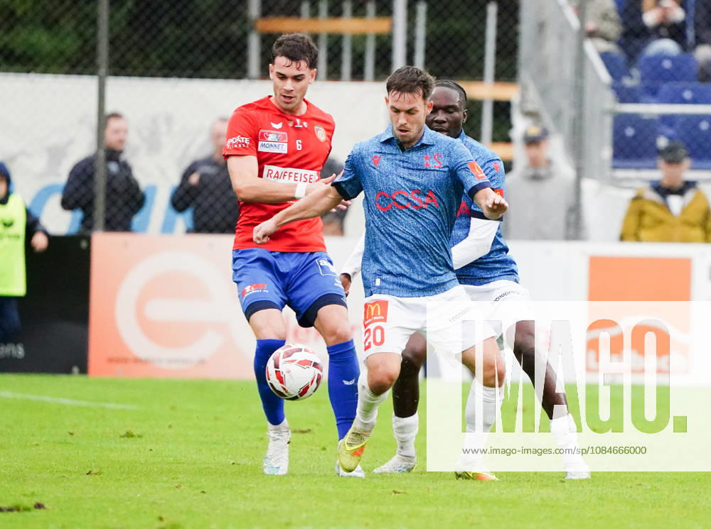 Cham Schweiz. Fussball Herren Saison 2026-2027 Schweizer Cup 2.Hauptrunde SC Cham - FC Sion 0:2 Bild ; Nias Hefti FC Sion gegen Iwan Heggli FC Cham Li. Aktion Zweikampf