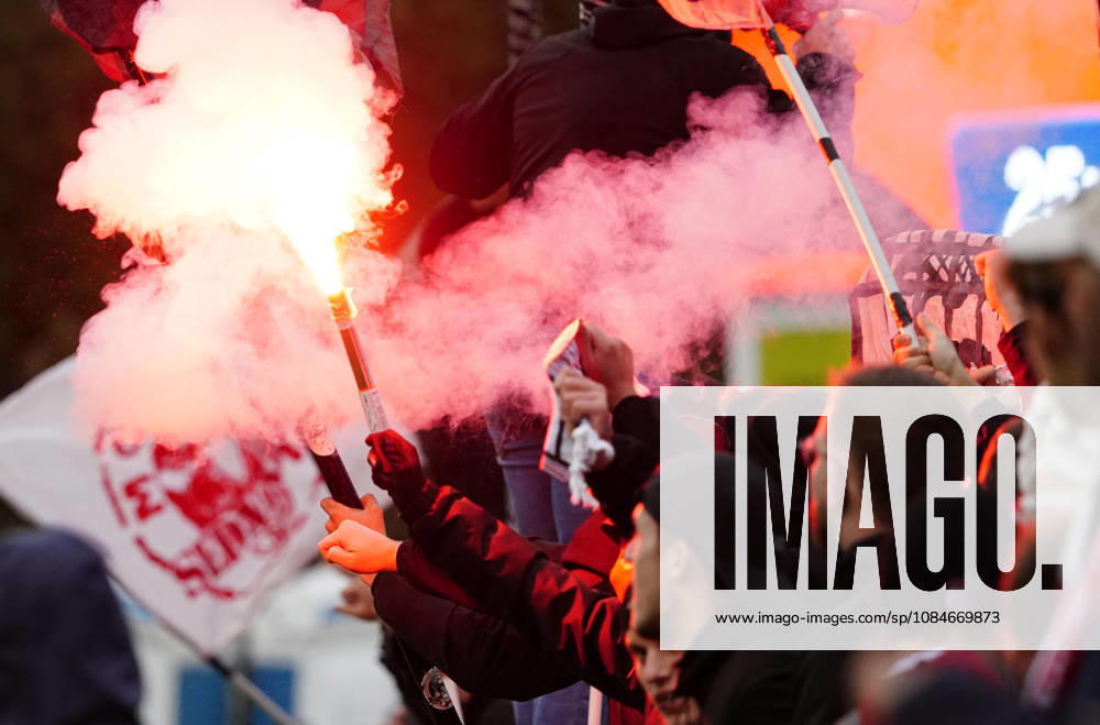 Cham Schweiz. Fussball Herren Saison 2026-2027 Schweizer Cup 2.Hauptrunde SC Cham - FC Sion 0:2 Bild . FC Sion Auswaertsfans zuenden Pyros , Bengalfackeln Bengalos .Fankultur